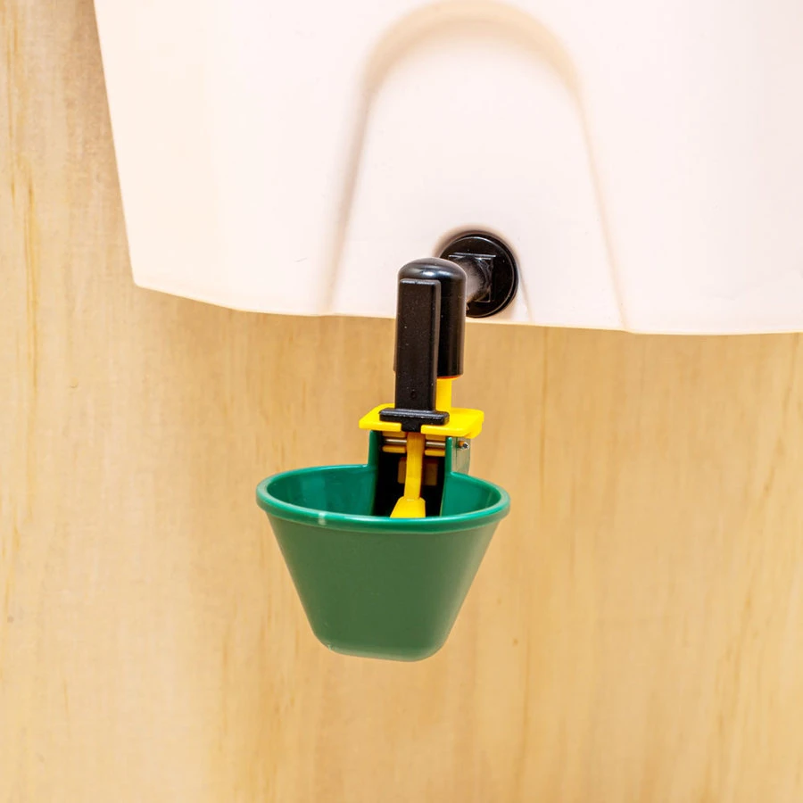 Junai.nl AviAqua Drinker 8 Liter Met Drie Drinkcups | Voor Pluimvee 3 Junai.nl AviAqua Drinker 8 Liter Met Drie Drinkcups | Voor Pluimvee - Afbeelding 3